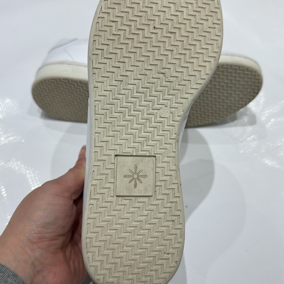 JOYASOL Women's Paisley Sneaker All White Size 7
MSRP $220 - Picture 8 of 10